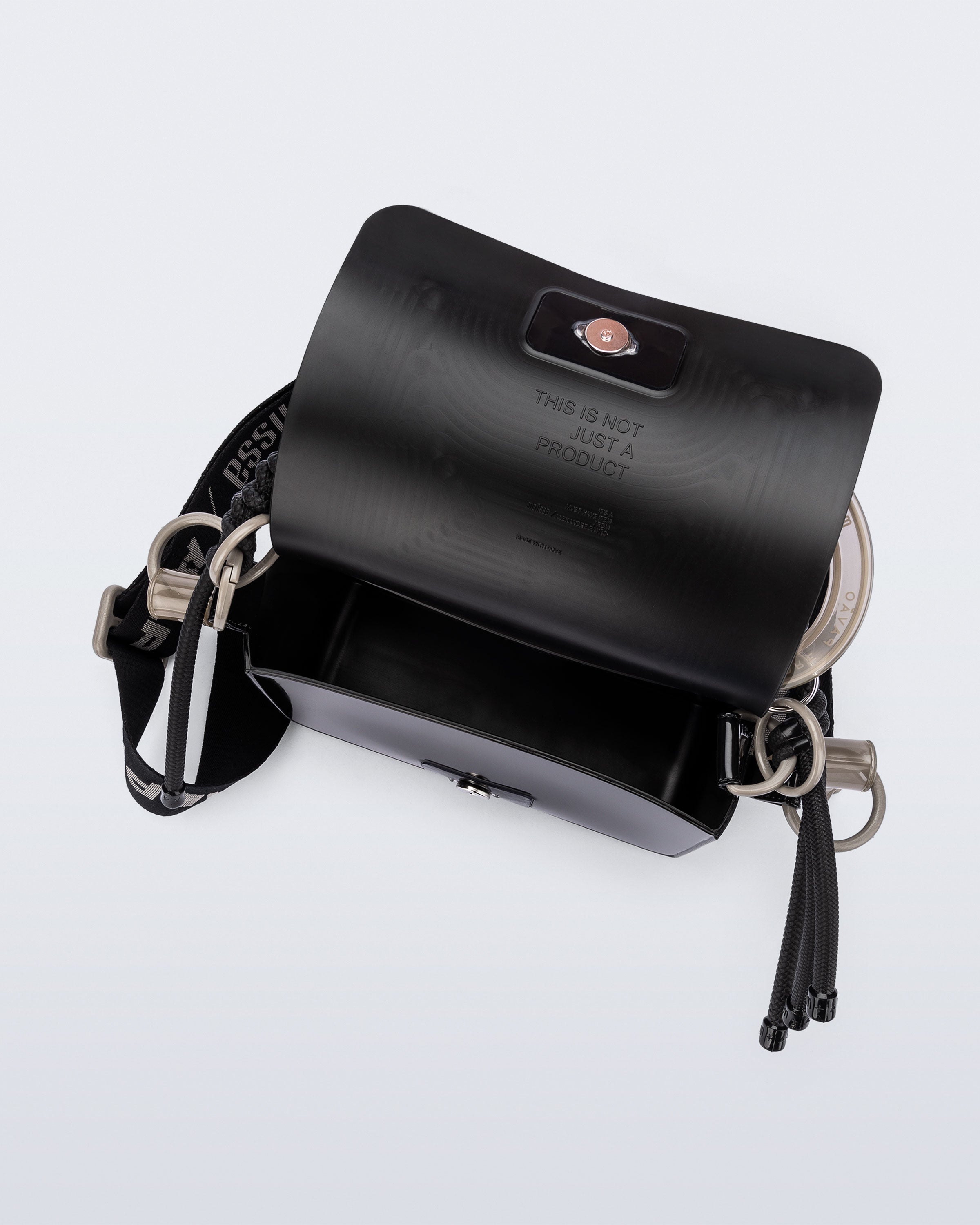 MELISSA OLGA BAG + ALEXANDRE PAVAO